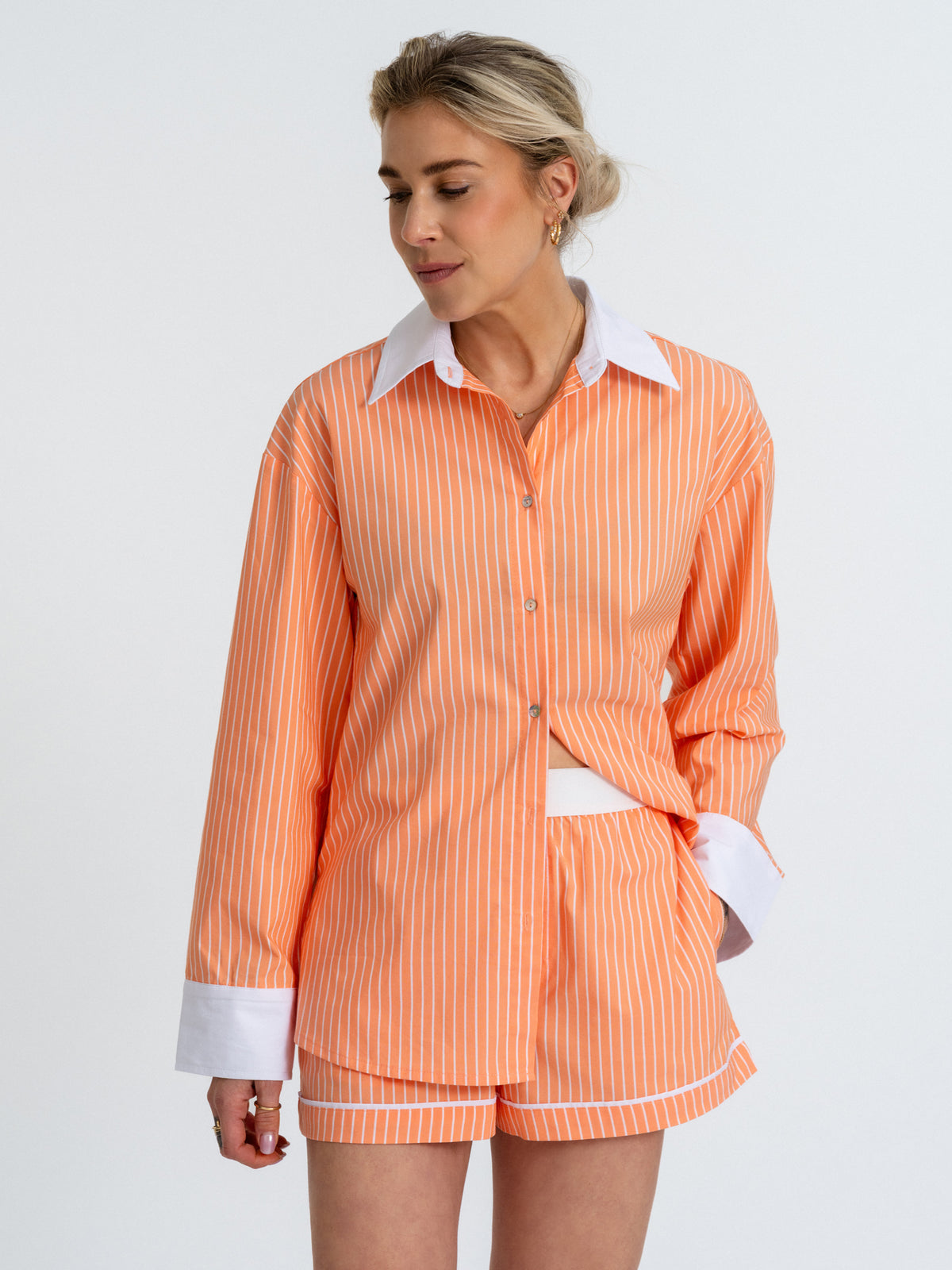 Joluun Gina Loungewear Hemd orange - gestreifte Bluse mit weißem Kragen und Manschetten