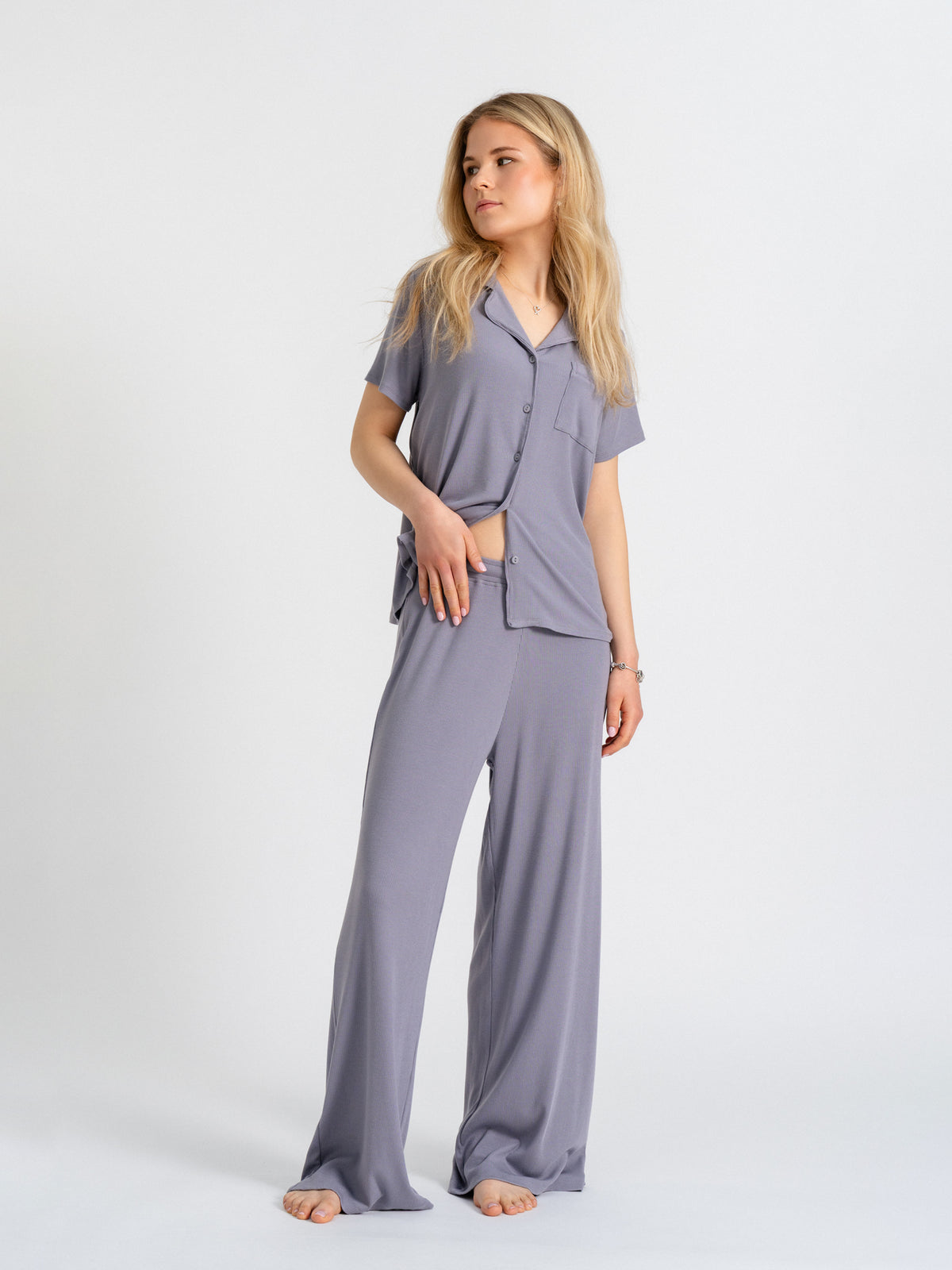 Joluun Jenny Pyjamahose Velvet Grey kombiniert mit Hemd Top Patricia